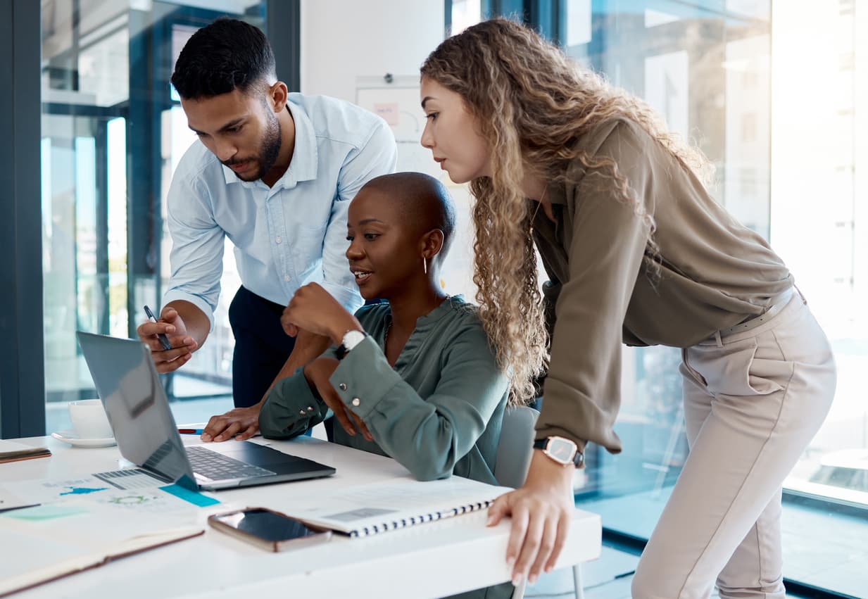 digital marketing agency team looking at a computer